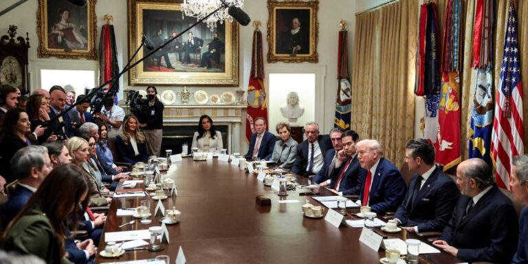 ‘Điên rồ’: Nội các của Trump bị chỉ trích vì tham gia ‘nghi lễ sỉ nhục’