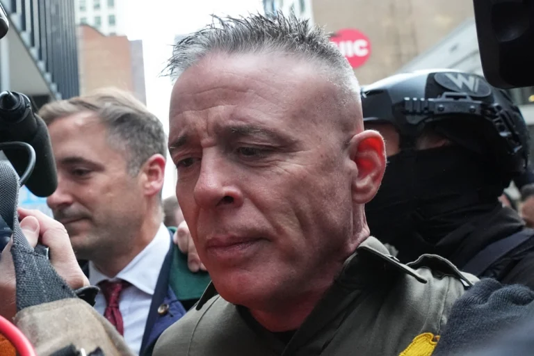 Người đứng đầu lực lượng tuần tra biên giới dẫn đầu chiến dịch trấn áp nhập cư của Trump tại Chicago được lệnh báo cáo hàng ngày với thẩm phán liên bang