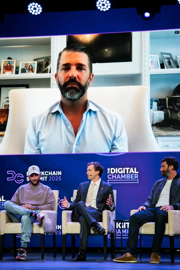 Trump, Inc bị vạch trần. — Mười tháng tự giao dịch giữa ban ngày