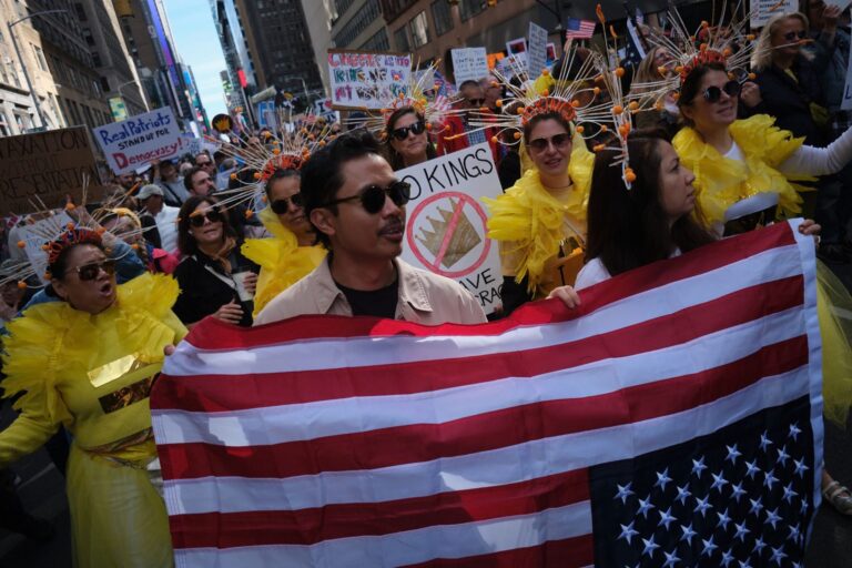 NHỮNG NGƯỜI TRONG BOONG-KE: KHI QUYỀN LỰC SỢ CHÍNH DÂN MÌNH