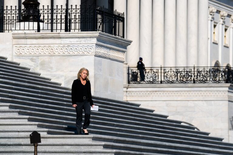 Dành cho Marjorie Taylor Greene, một bài học xương máu về chính trị MAGA