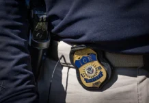 ‘Trung tâm giam giữ khổng lồ’: ICE cân nhắc mua các nhà kho lớn để giam giữ người nhập cư