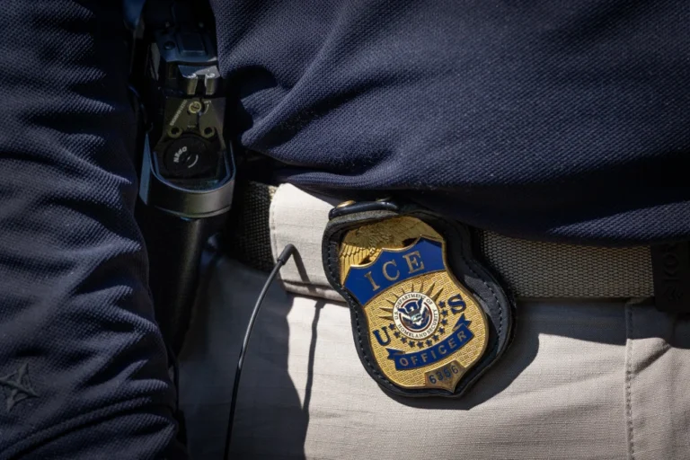 ‘Trung tâm giam giữ khổng lồ’: ICE cân nhắc mua các nhà kho lớn để giam giữ người nhập cư