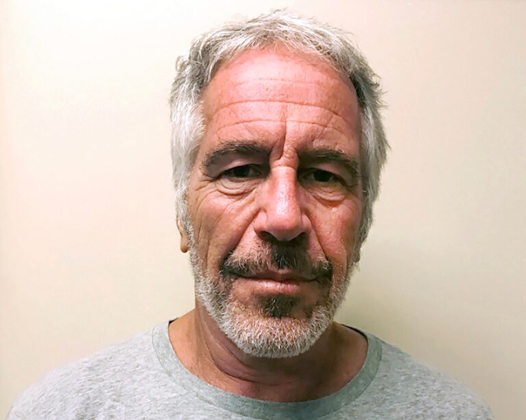 Email tiết lộ Jeffrey Epstein và cộng sự đã thảo luận về “con gái” và du lịch