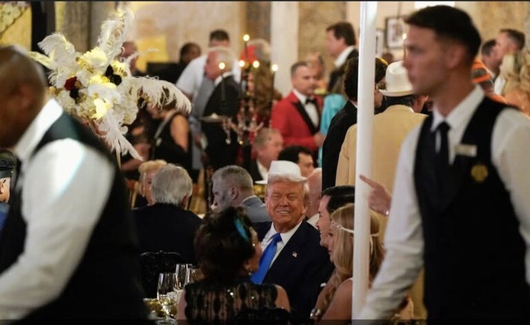 Trump bị chỉ trích vì tiệc Halloween xa hoa theo chủ đề Gatsby, khiến nguồn tài trợ thực phẩm thiết yếu cho hàng triệu người Mỹ bị cắt giảm