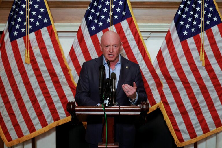 Thượng nghị sĩ Mark Kelly chỉ trích hành vi ‘bully’ của Tổng thống Trump!