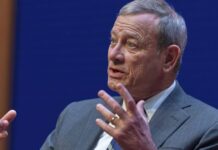 Chánh án Roberts tránh né xung đột với Trump trong báo cáo tư pháp cuối năm