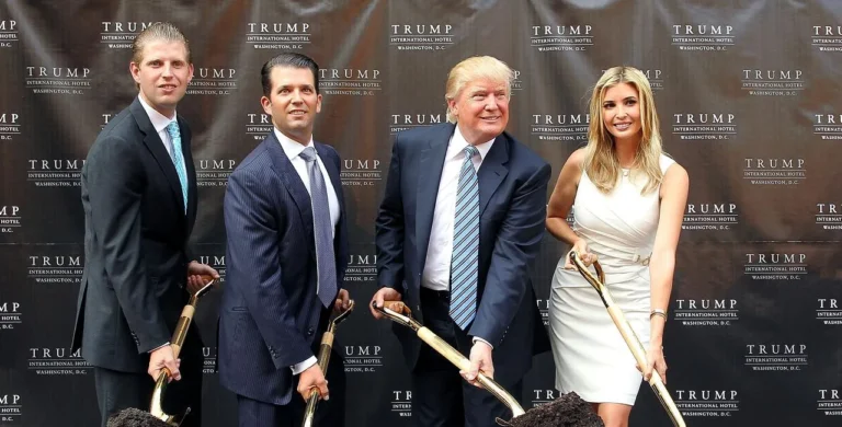 Trump, Inc bị vạch trần. — Mười tháng tự giao dịch giữa ban ngày