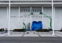 Trump đã đổi tên Trung tâm Kennedy, nhưng một nhà châm biếm lại sở hữu tên miền