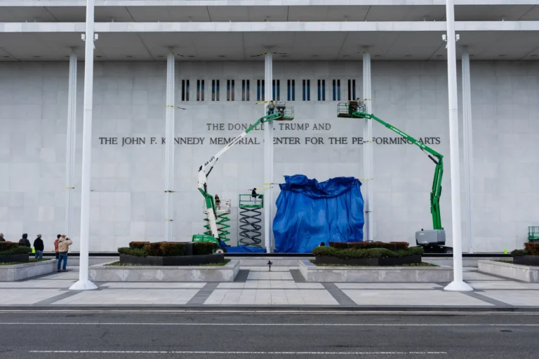 Trump đã đổi tên Trung tâm Kennedy, nhưng một nhà châm biếm lại sở hữu tên miền