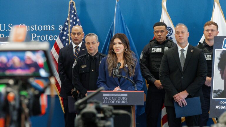 Điều gì thực sự đã xảy ra trong vụ nổ súng tử vong ở Minneapolis