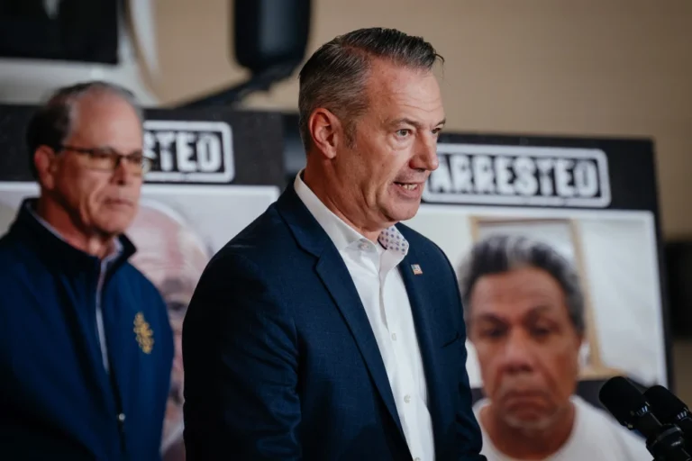 Thẩm phán đe dọa buộc quyền Giám đốc ICE tội coi thường lệnh tòa vì vi phạm các lệnh của tòa án