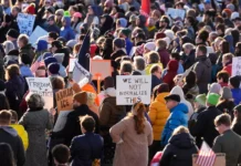 Mỹ: Biểu tình tại hàng trăm thành phố phản đối đặc vụ ICE sát hại một phụ nữ ở Minneapolis