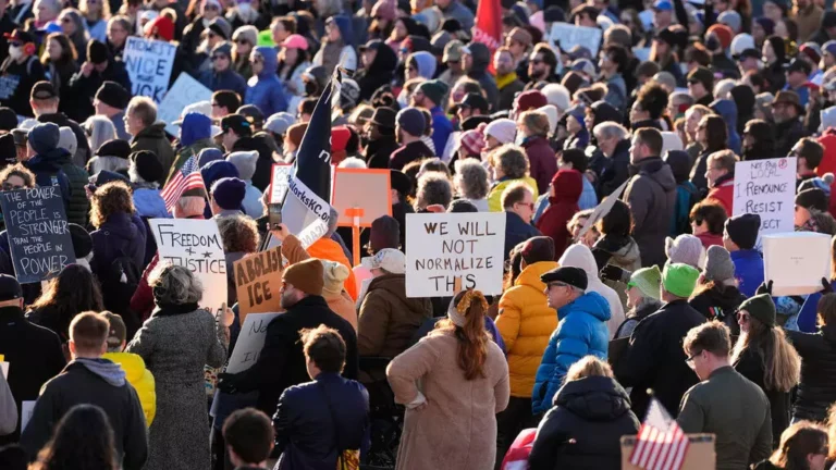 Mỹ: Biểu tình tại hàng trăm thành phố phản đối đặc vụ ICE sát hại một phụ nữ ở Minneapolis