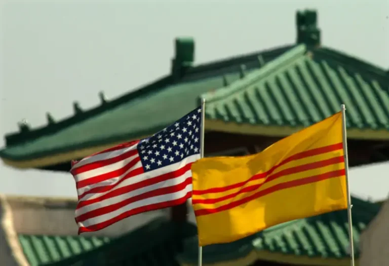 CỜ VÀNG TỪ BIỂU TƯỢNG CHÍNH TRỊ ĐẾN GIÁ TRỊ VĂN HÓA CỦA NGƯỜI VIỆT