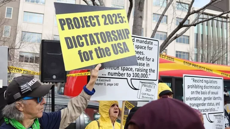 Quốc hội có thấy Trump đang làm suy yếu nước Mỹ và làm lợi cho Putin hay không?