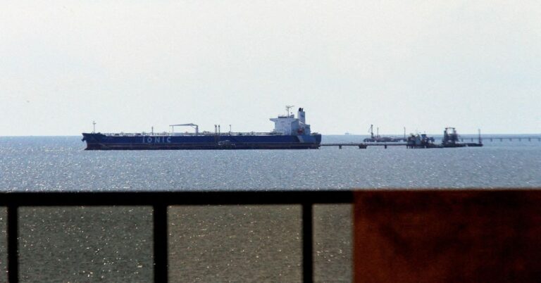 Chevron triệu hồi nhân viên trở lại Venezuela khi hoạt động xuất khẩu dầu được nối lại.