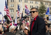 Những người tin vào thuyết âm mưu QAnon không biết phải xử lý thế nào về mối liên hệ của Michael Flynn với công ty phần mềm gián điệp đứng sau Pegasus