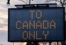 Biển báo mới tại cây cầu sang Canada nhằm mục đích giúp người lái xe nhập cư tránh khỏi bẫy