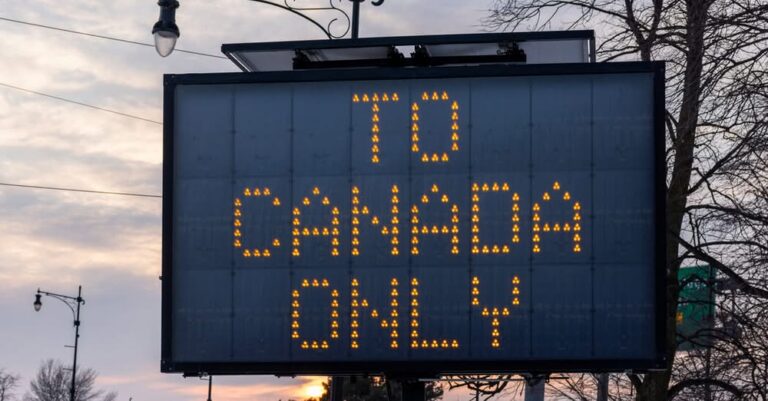 Biển báo mới tại cây cầu sang Canada nhằm mục đích giúp người lái xe nhập cư tránh khỏi bẫy