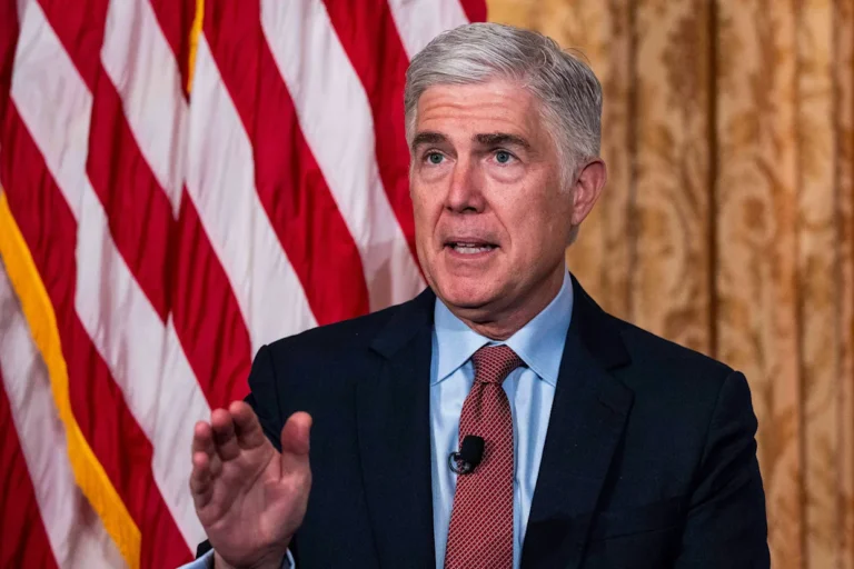 Trong vụ kiện liên quan đến thuế quan, các thẩm phán Tòa án Tối cao tranh cãi về việc đối xử khác biệt với ông Trump và ông Biden.