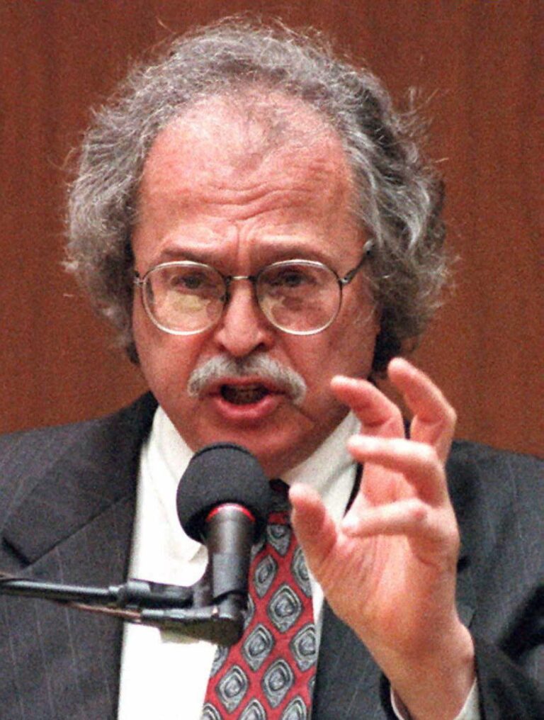 Tranh luận: Jeffrey Epstein bị treo cổ hay bị siết cổ?