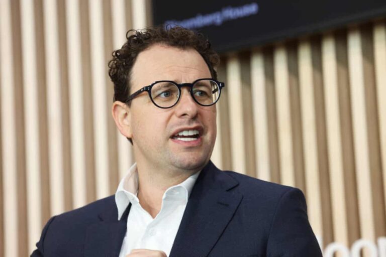 Tổng thống Trump ra lệnh cho các cơ quan chính phủ Mỹ ngừng sử dụng công nghệ Anthropic trong bối cảnh tranh cãi về đạo đức của trí tuệ nhân tạo