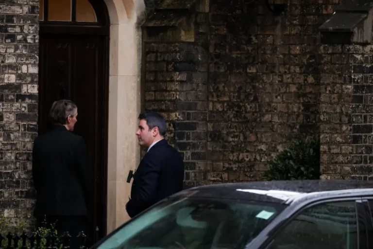 Anh khám xét nhà Peter Mandelson liên quan hồ sơ Epstein: khác biệt pháp lý giữa Anh và Mỹ