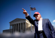 Trump gửi thông điệp rõ ràng tới Tối cao Pháp viện: Tôi là luật pháp