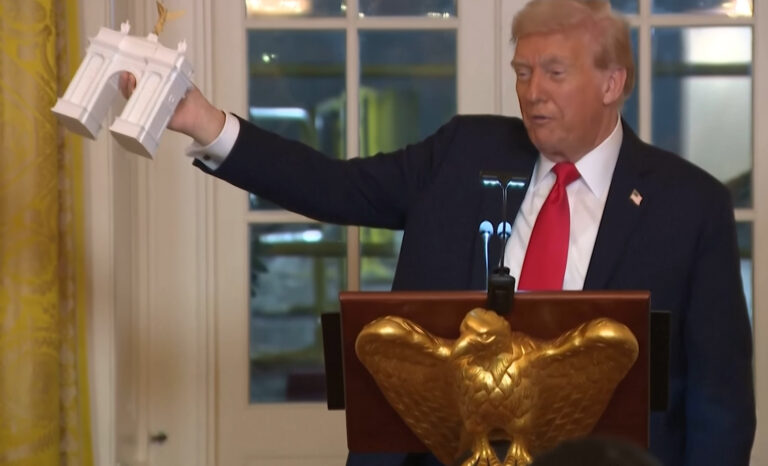 Trump nói muốn xây vòm khải hoàn của Trump sẽ cao 250 feet (76.2 mét), làm lu mờ các tượng đài khác ở thủ đô DC, phải xong trước lễ 250 năm độc lập (ngày 4 tháng 7/2026)