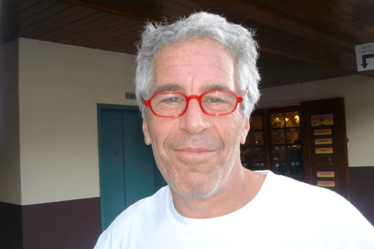 Theo một báo cáo, Jeffrey Epstein đã cất giấu các tập tin bí mật trong các kho chứa đồ trên khắp nước Mỹ, có thể bao gồm cả những bằng chứng chưa từng được công bố.