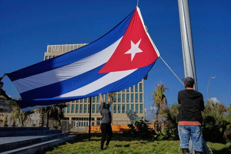 Đội ngũ của ông Trump nhắm vào Cuba bằng các mối đe dọa và lệnh phong tỏa dầu mỏ
