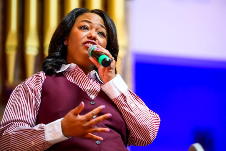 Các nhà lãnh đạo chính trị của quốc gia đang mắc kẹt trong vòng xoáy thời gian