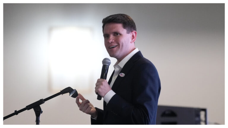 Talarico giành chiến thắng trong bối cảnh Trump đang đe dọa vòng bầu cử sơ bộ của đảng Cộng hòa.