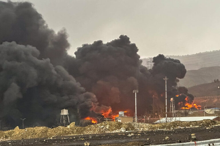 Vừa gây chiến vừa kiếm tiền: Màn trục lợi không hồi kết của Trump