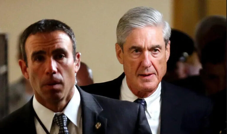 Trump ăn mừng cái chết của Mueller. Tất nhiên rồi.