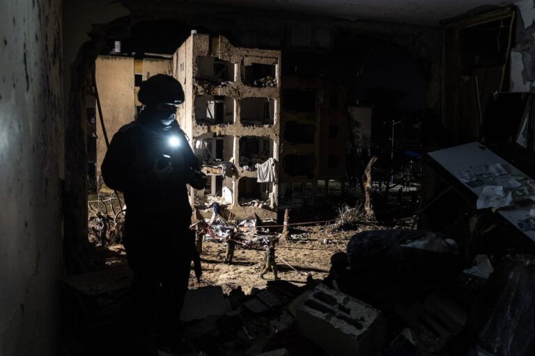 Những lời đe dọa của ông Trump và việc tăng cường quân Mỹ làm dấy lên viễn cảnh về một trận chiến giành quyền kiểm soát Hormuz