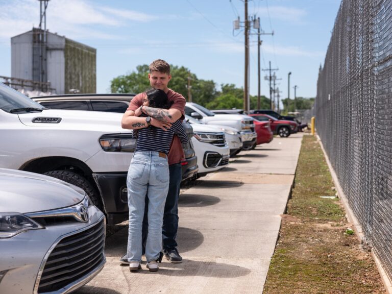 Người vợ mới cưới của một binh sĩ Mỹ được trả tự do khỏi trại tạm giam nhập cư.