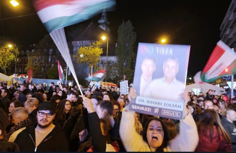 KHI MỘT ĐẾ CHẾ NHỎ SỤP ĐỔ, CHÂU ÂU HỌC LẠI CÁCH ĐỨNG THẲNG