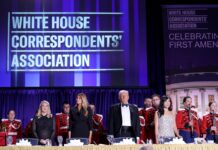 TIN NÓNG: TRUMP ĐƯỢC ĐƯA KHỎI SÂN KHẤU TẠI TIỆC TỐI DÀNH CHO PHÓNG VIÊN NHÀ TRẮNG SAU KHI CÓ TIẾNG SÚNG NỔ