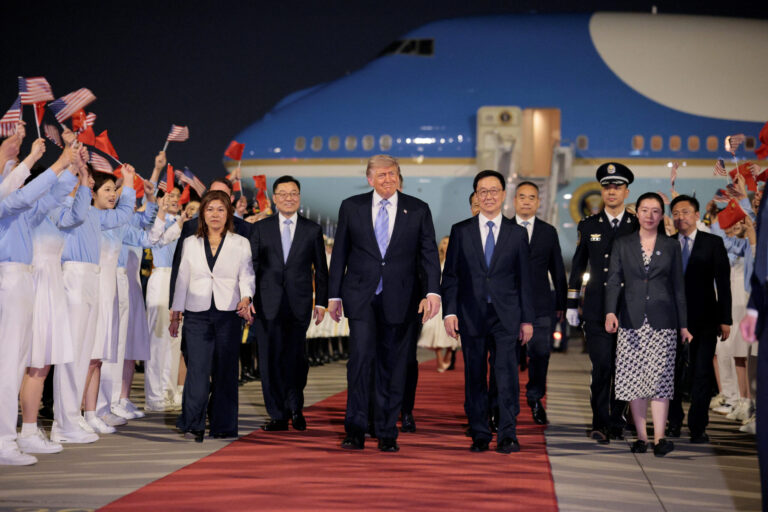 Bắc Kinh trải thảm đỏ cho Trump: Chuyến đi vừa mang màu sắc “reset”, vừa phơi bày thế khó của Washington