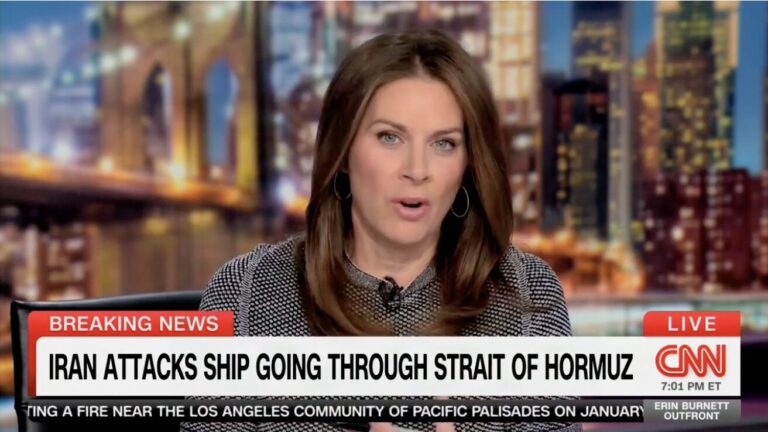 Người dẫn chương trình CNN khiến ông Trump bẽ mặt bằng thực tế đầy bất lợi.
