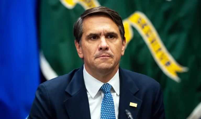 Thẩm phán chặn vô thời hạn quỹ 1,8 tỷ USD của ông Trump nhằm chống lại việc “vũ khí hóa”, đồng thời yêu cầu sự đảm bảo rằng quỹ này đã bị hủy bỏ.