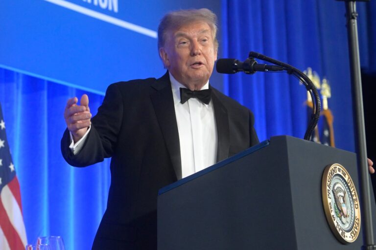 Bài phát biểu đầy lời lăng mạ của Trump tại tiệc báo chí đa phần nhận lại sự im lặng bàng hoàng