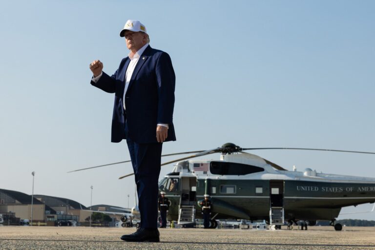 Cử tri ngày càng lo ngại về AI, nhưng Trump vẫn gạt bỏ những quan ngại đó