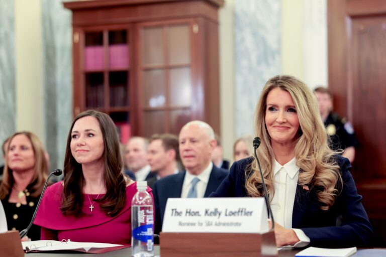 Chính quyền Trump muốn các doanh nghiệp tỷ đô đủ điều kiện xếp vào nhóm “doanh nghiệp nhỏ”