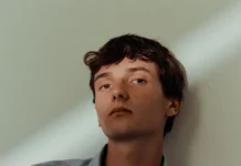 Một phóng viên tuổi teen tìm kiếm thông tin về cộng đồng mình trong Hồ sơ Epstein. Người lớn đã phát hoảng