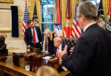 CNN hỏi Trump đúng một câu về trợ lý Natalie Harp. Nhà Trắng đáp lại bằng cách dự đoán rằng một ngày nào đó các con của cô sẽ xấu hổ và ghê tởm vì có cô làm mẹ