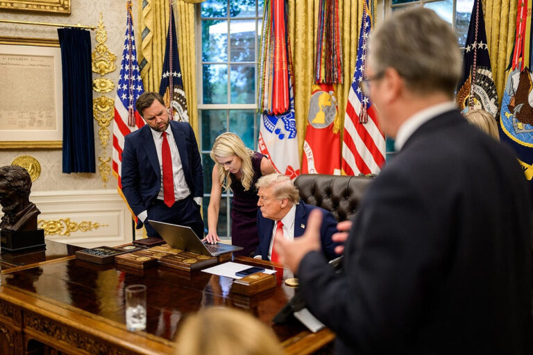 CNN hỏi Trump đúng một câu về trợ lý Natalie Harp. Nhà Trắng đáp lại bằng cách dự đoán rằng một ngày nào đó các con của cô sẽ xấu hổ và ghê tởm vì có cô làm mẹ