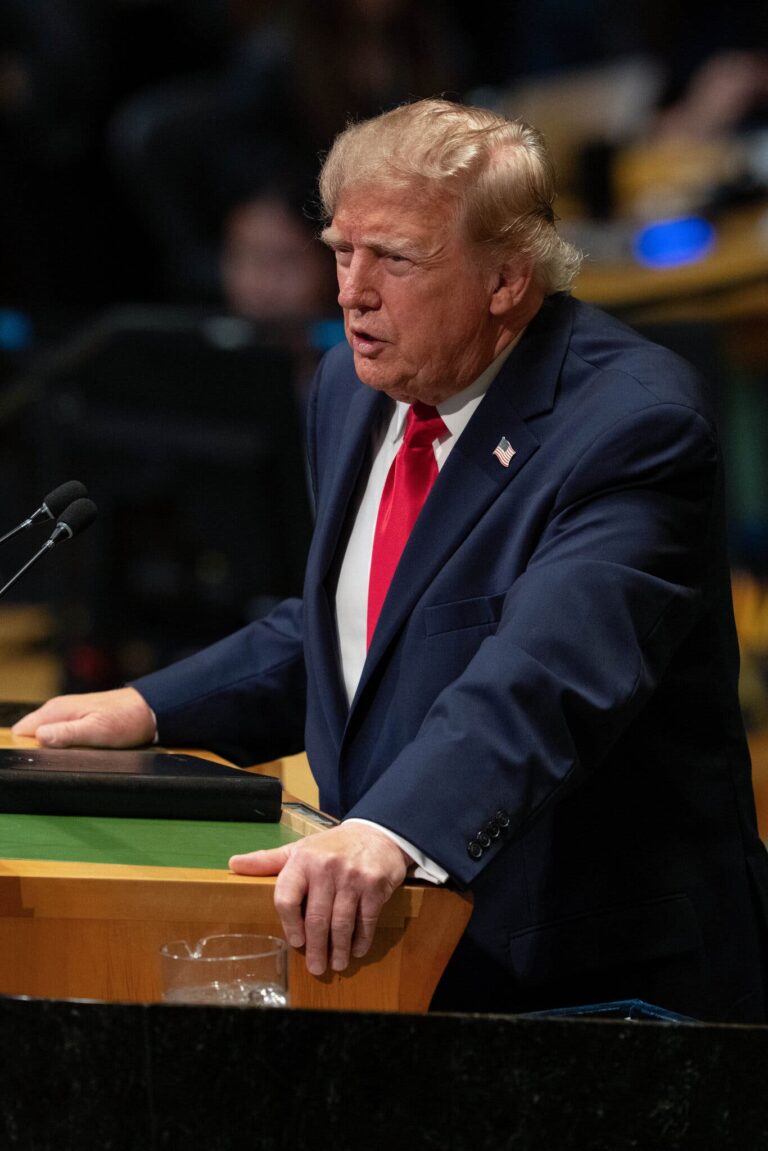 Ông Trump bác bỏ đề xuất của Iran về việc ngừng bắn và mở lại eo biển Hormuz